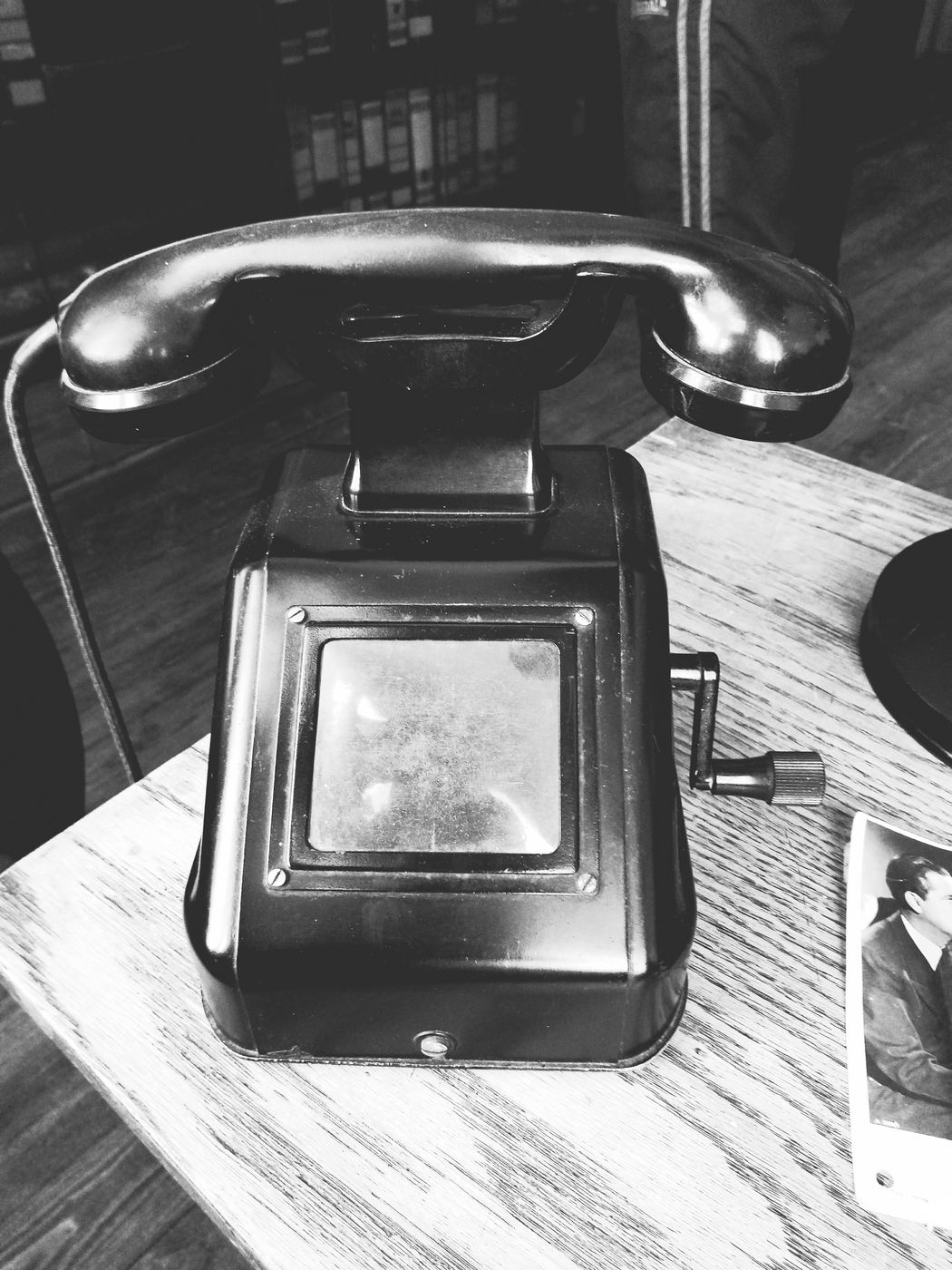 Telefone antigo de disco sobre uma mesa de madeira